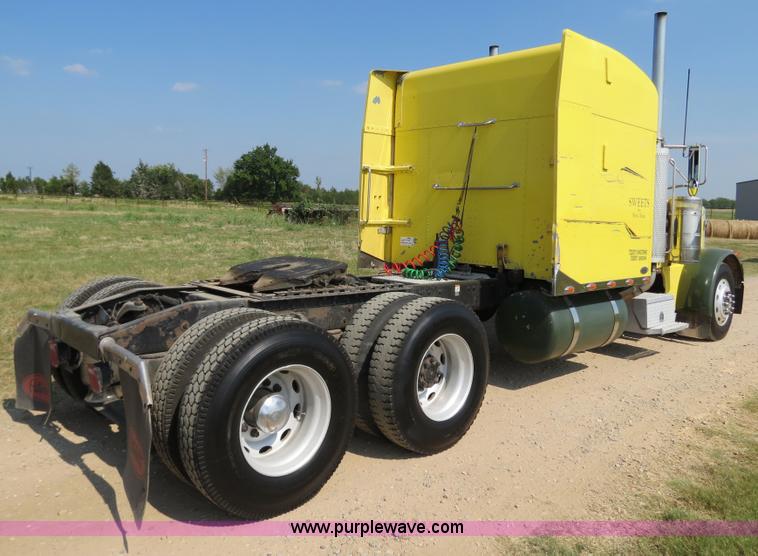 image for item B2421 2000 Peterbilt 379 semi truck