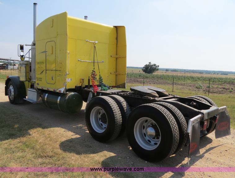 image for item B2421 2000 Peterbilt 379 semi truck