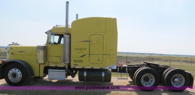 image for item B2421 2000 Peterbilt 379 semi truck