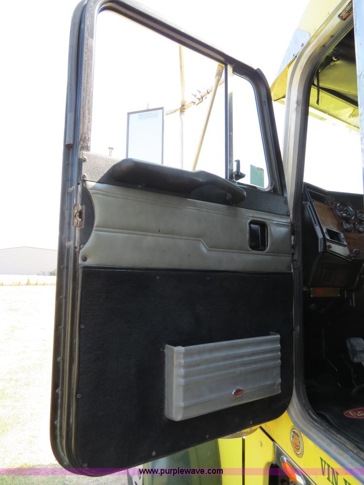 image for item B2421 2000 Peterbilt 379 semi truck