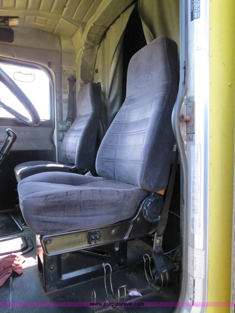 image for item B2421 2000 Peterbilt 379 semi truck