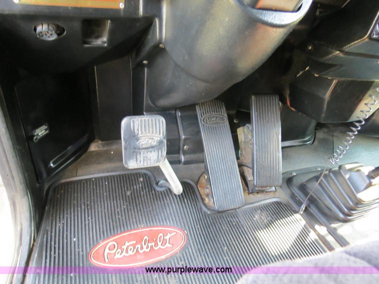 image for item B2421 2000 Peterbilt 379 semi truck