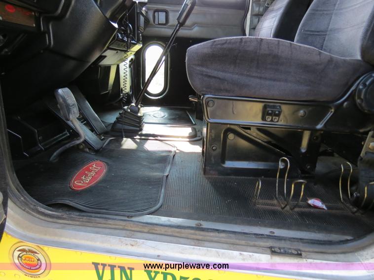 image for item B2421 2000 Peterbilt 379 semi truck