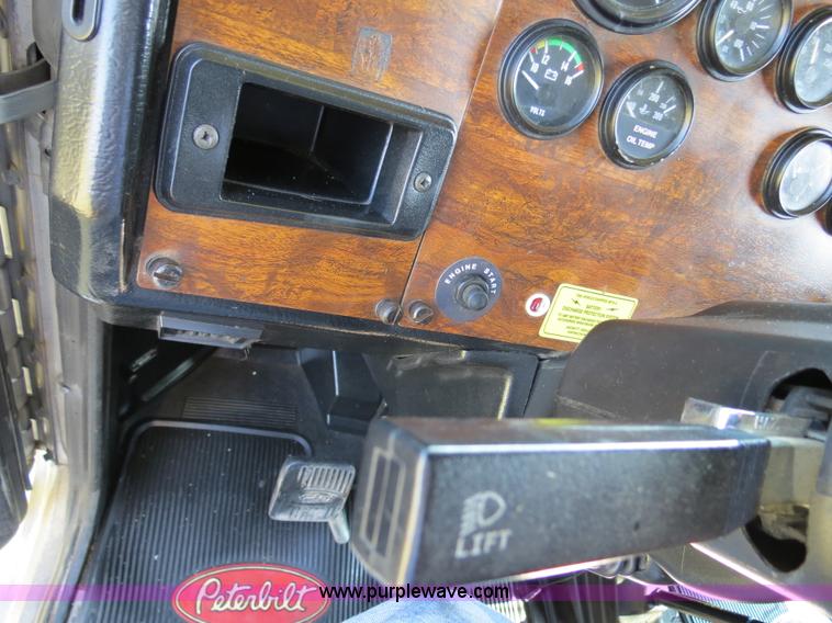 image for item B2421 2000 Peterbilt 379 semi truck