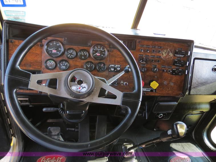 image for item B2421 2000 Peterbilt 379 semi truck