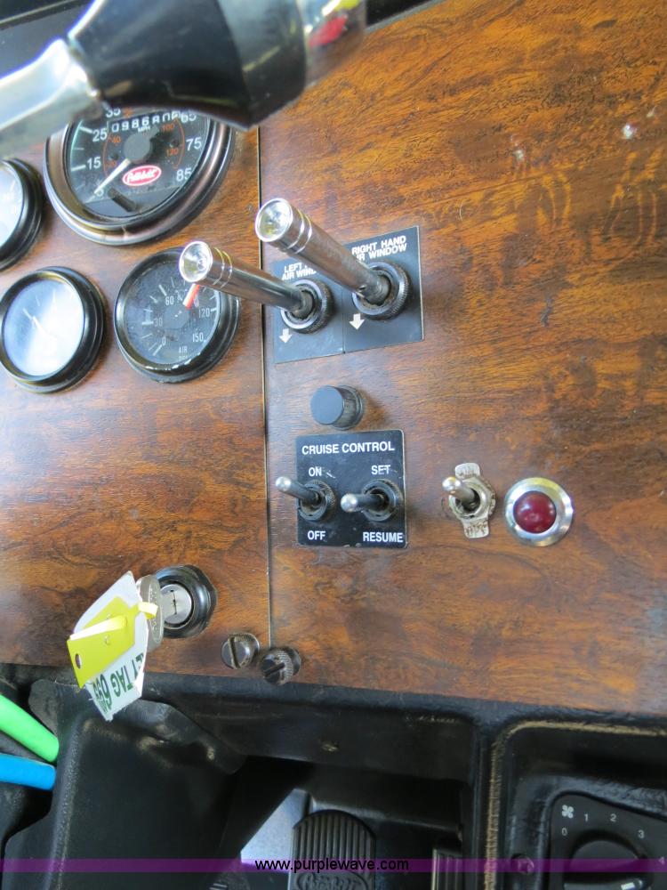 image for item B2421 2000 Peterbilt 379 semi truck