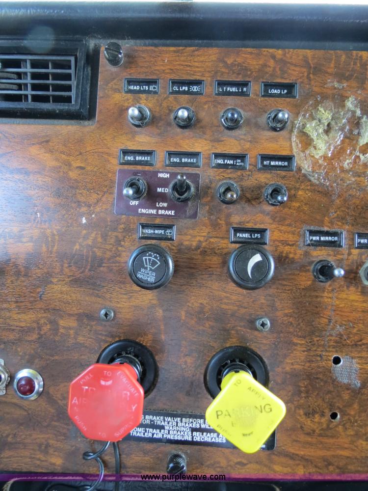 image for item B2421 2000 Peterbilt 379 semi truck