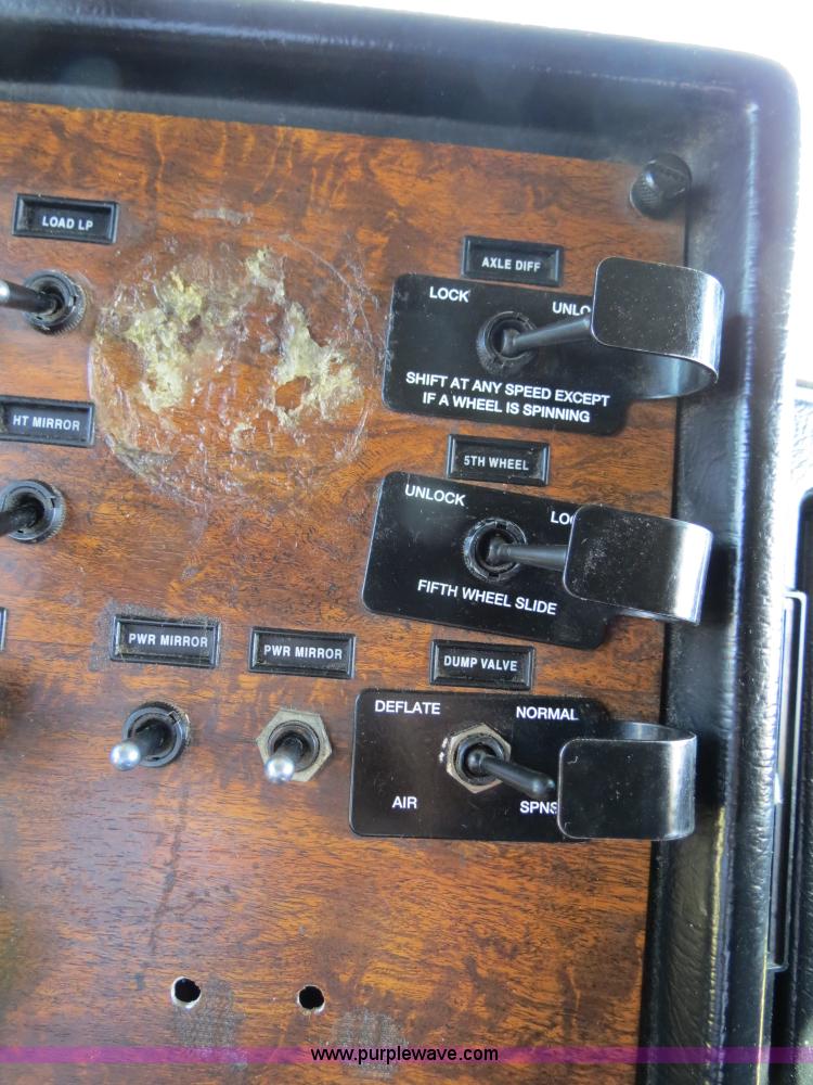 image for item B2421 2000 Peterbilt 379 semi truck