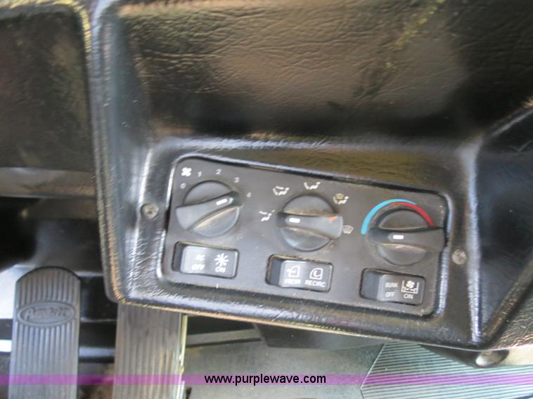 image for item B2421 2000 Peterbilt 379 semi truck