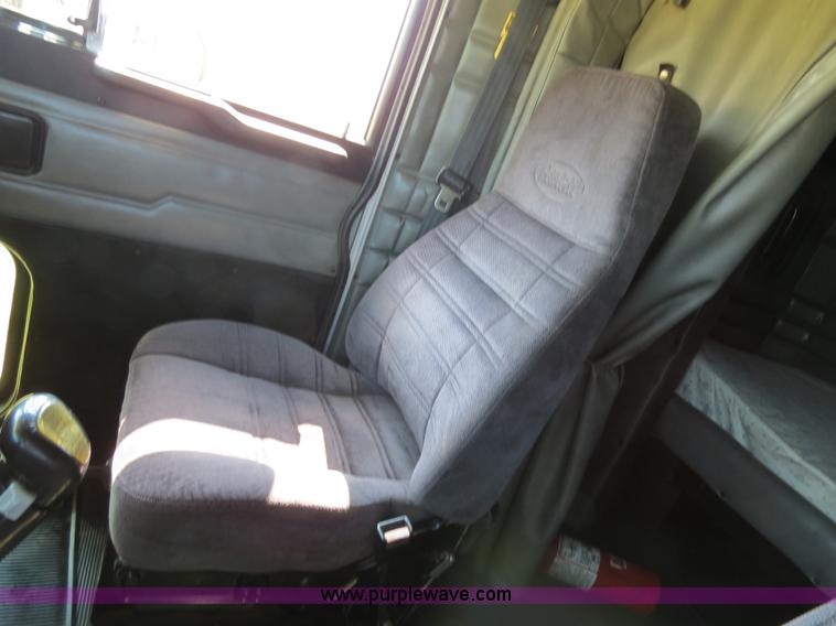 image for item B2421 2000 Peterbilt 379 semi truck