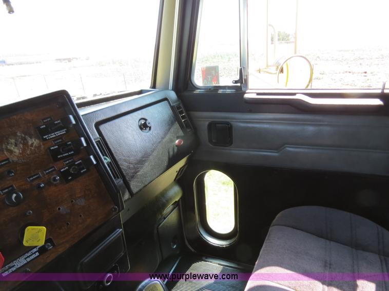 image for item B2421 2000 Peterbilt 379 semi truck