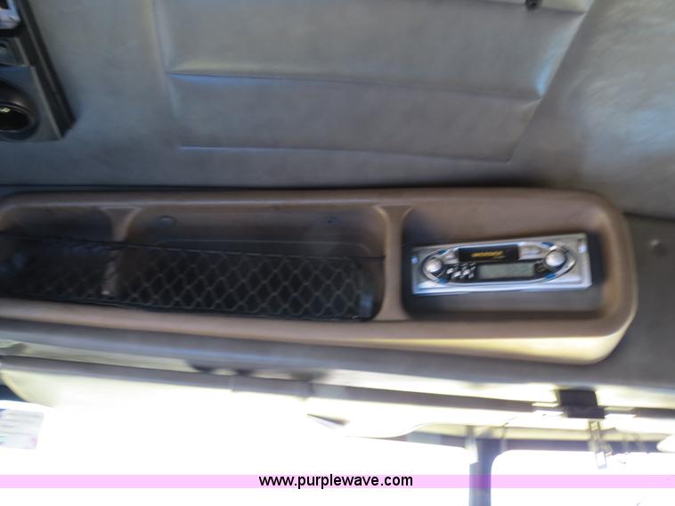 image for item B2421 2000 Peterbilt 379 semi truck