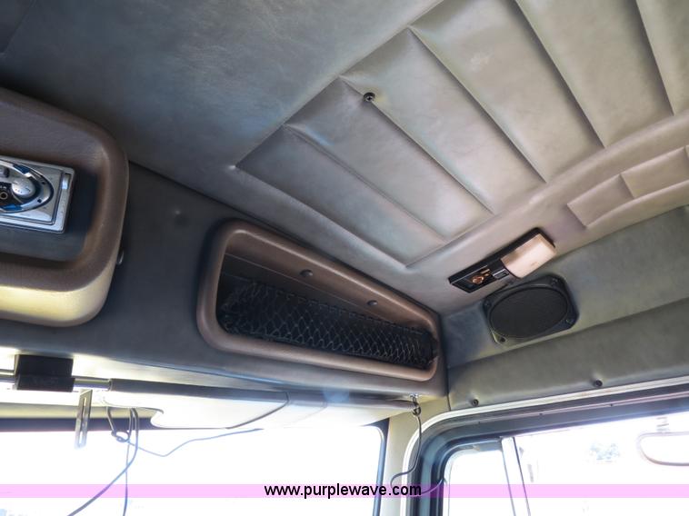 image for item B2421 2000 Peterbilt 379 semi truck