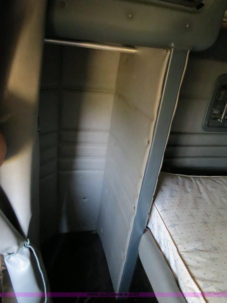 image for item B2421 2000 Peterbilt 379 semi truck