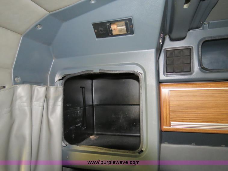 image for item B2421 2000 Peterbilt 379 semi truck