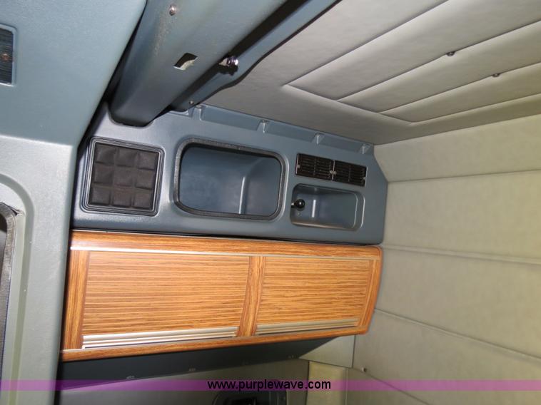 image for item B2421 2000 Peterbilt 379 semi truck