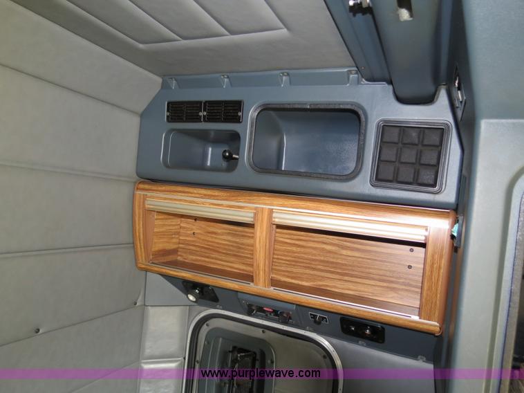 image for item B2421 2000 Peterbilt 379 semi truck