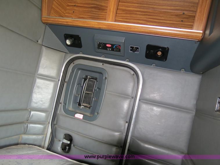 image for item B2421 2000 Peterbilt 379 semi truck