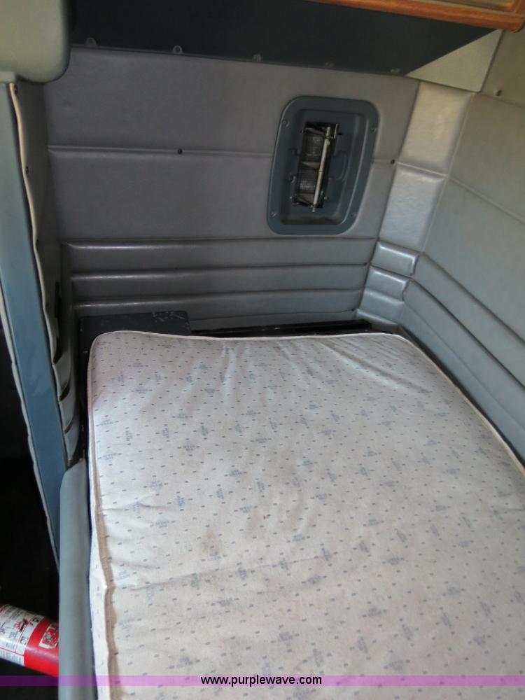 image for item B2421 2000 Peterbilt 379 semi truck