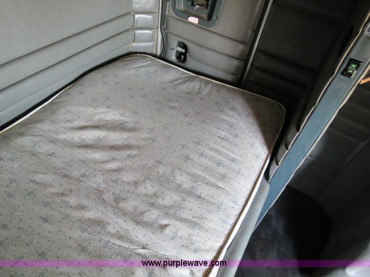 image for item B2421 2000 Peterbilt 379 semi truck