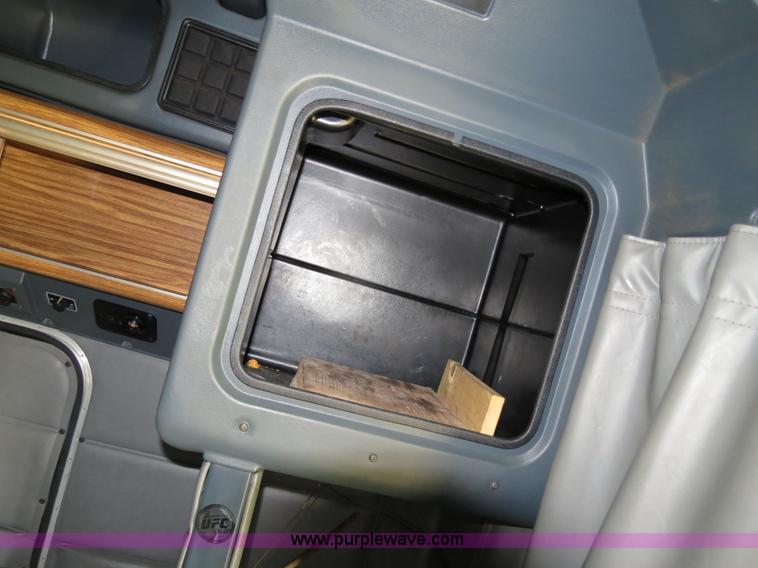 image for item B2421 2000 Peterbilt 379 semi truck