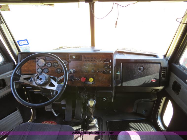 image for item B2421 2000 Peterbilt 379 semi truck