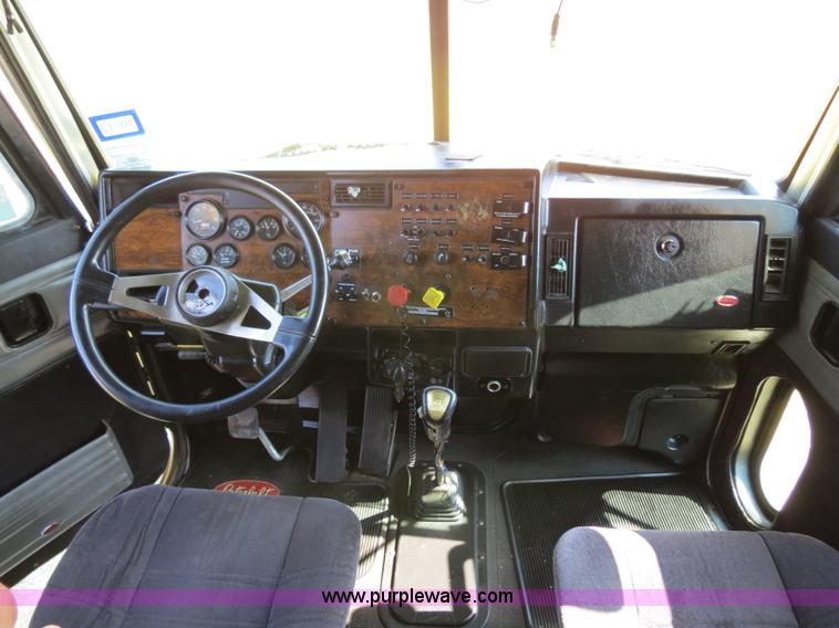 image for item B2421 2000 Peterbilt 379 semi truck