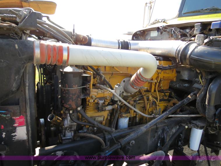 image for item B2421 2000 Peterbilt 379 semi truck