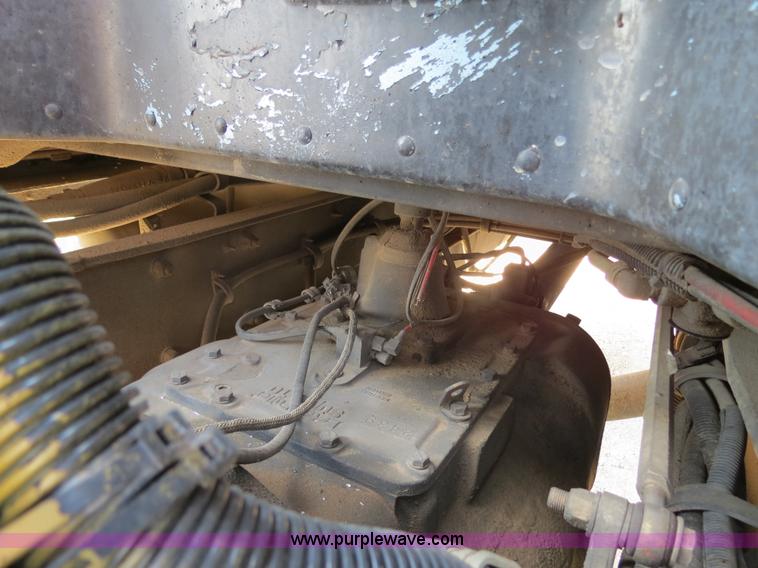 image for item B2421 2000 Peterbilt 379 semi truck