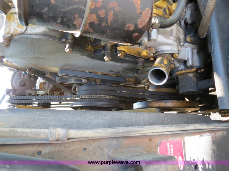 image for item B2421 2000 Peterbilt 379 semi truck