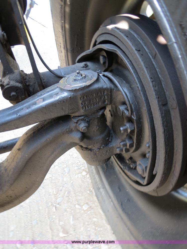 image for item B2421 2000 Peterbilt 379 semi truck