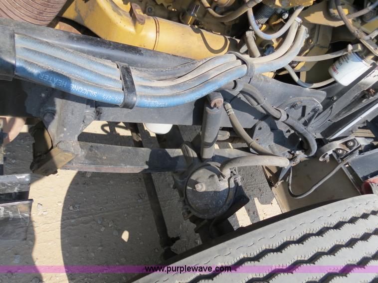 image for item B2421 2000 Peterbilt 379 semi truck