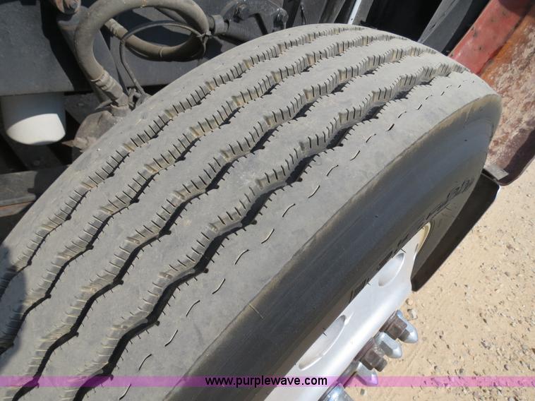 image for item B2421 2000 Peterbilt 379 semi truck