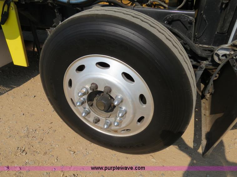 image for item B2421 2000 Peterbilt 379 semi truck