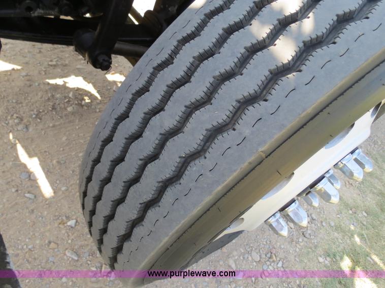 image for item B2421 2000 Peterbilt 379 semi truck