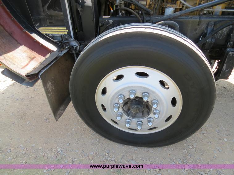 image for item B2421 2000 Peterbilt 379 semi truck