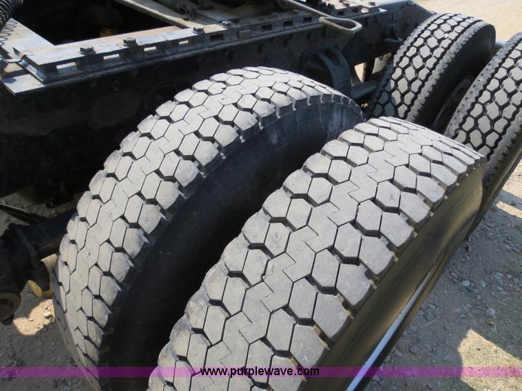 image for item B2421 2000 Peterbilt 379 semi truck