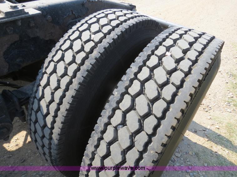 image for item B2421 2000 Peterbilt 379 semi truck