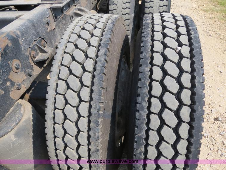 image for item B2421 2000 Peterbilt 379 semi truck