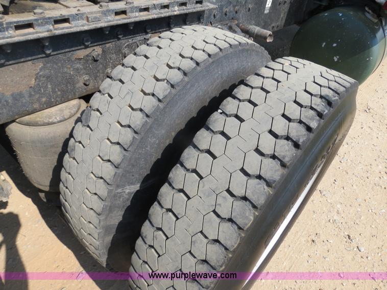 image for item B2421 2000 Peterbilt 379 semi truck