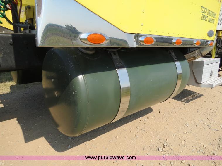 image for item B2421 2000 Peterbilt 379 semi truck