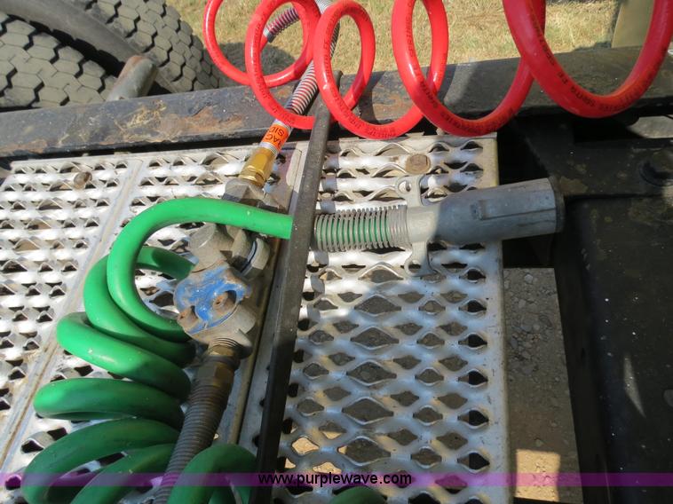 image for item B2421 2000 Peterbilt 379 semi truck