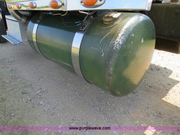 image for item B2421 2000 Peterbilt 379 semi truck