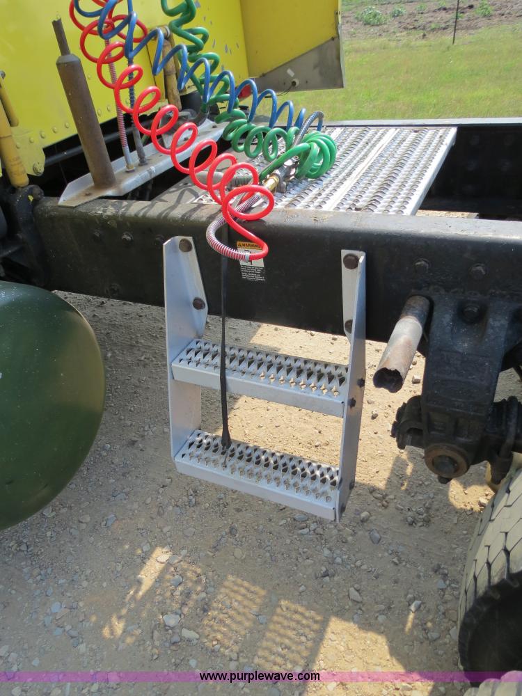 image for item B2421 2000 Peterbilt 379 semi truck