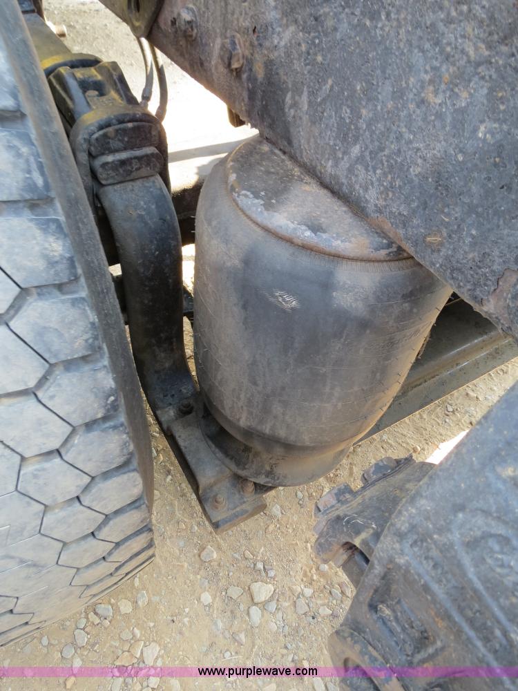 image for item B2421 2000 Peterbilt 379 semi truck