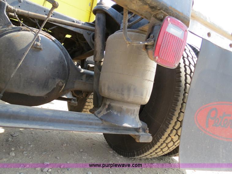 image for item B2421 2000 Peterbilt 379 semi truck