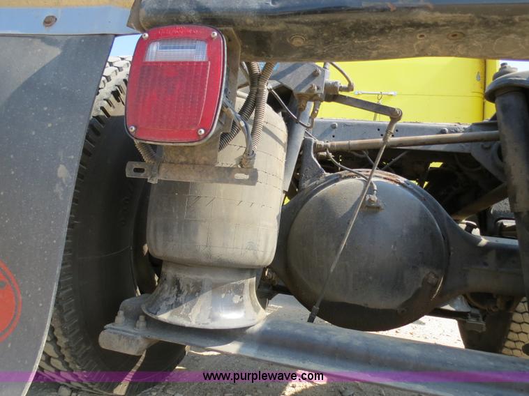 image for item B2421 2000 Peterbilt 379 semi truck