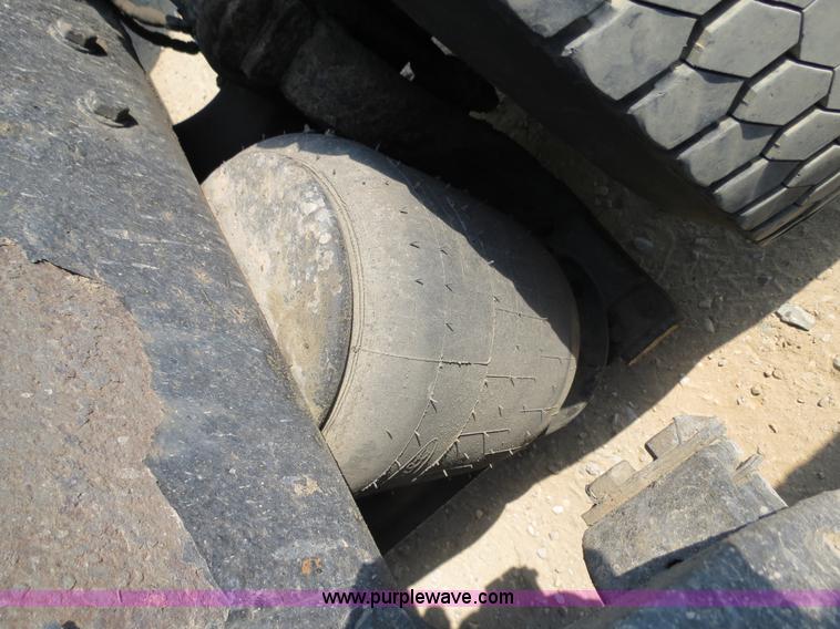 image for item B2421 2000 Peterbilt 379 semi truck