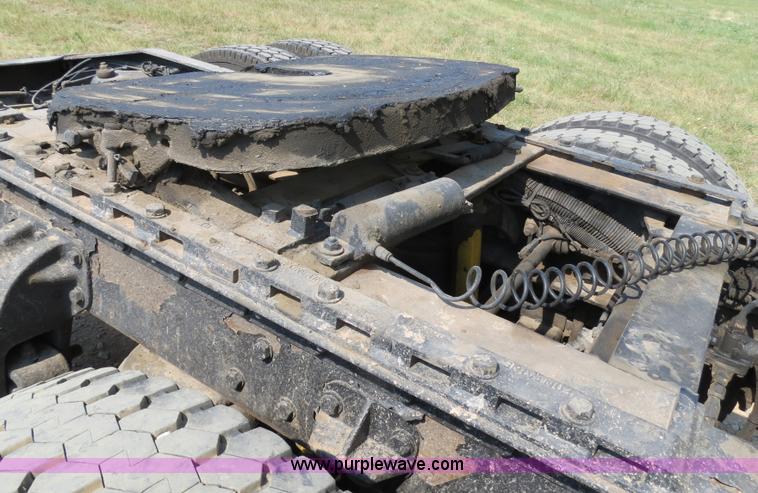 image for item B2421 2000 Peterbilt 379 semi truck