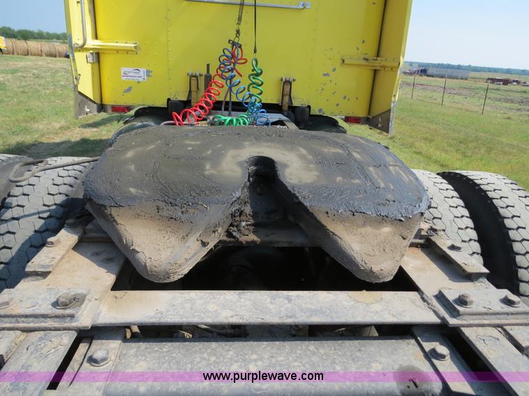 image for item B2421 2000 Peterbilt 379 semi truck